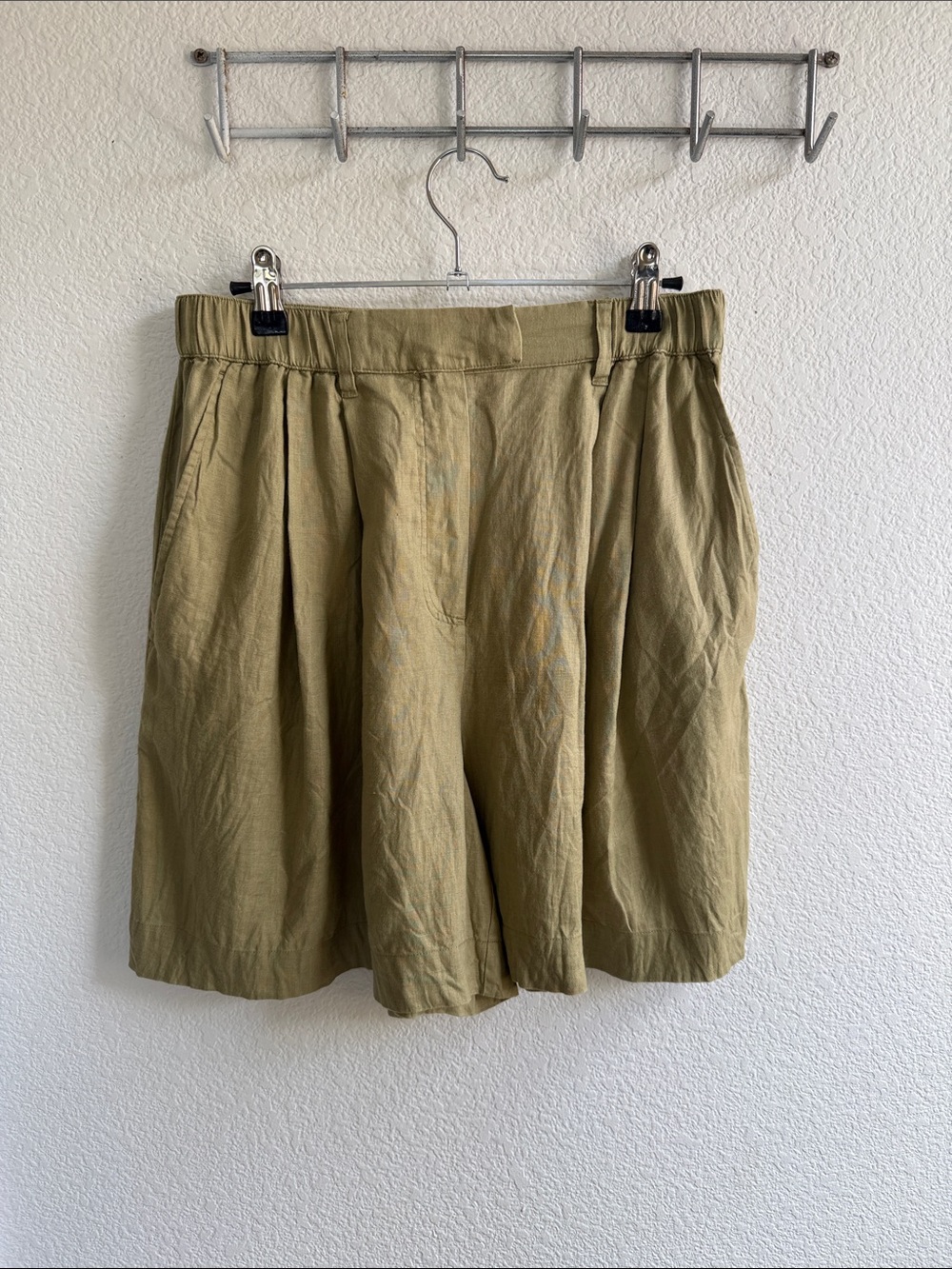 Women’s linen shorts in Olive khaki